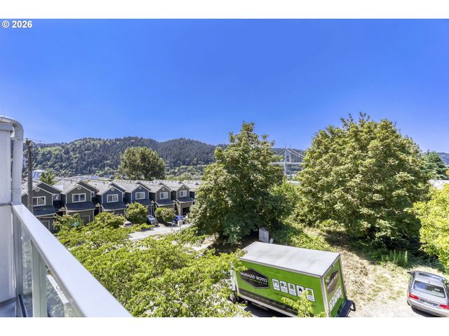 6910 N CHARLESTON Ave, Portland, OR 97203