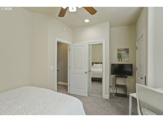 6910 N CHARLESTON Ave, Portland, OR 97203