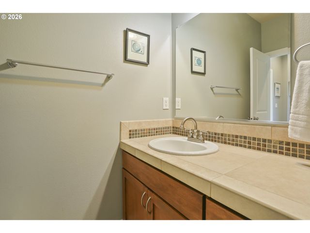 6910 N CHARLESTON Ave, Portland, OR 97203