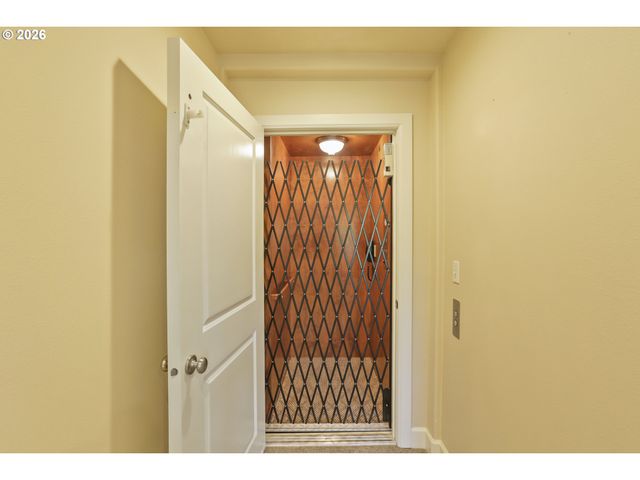 6910 N CHARLESTON Ave, Portland, OR 97203