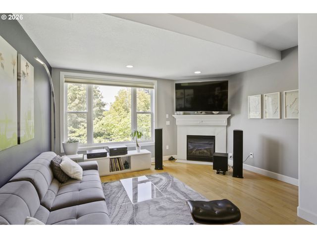 6910 N CHARLESTON Ave, Portland, OR 97203