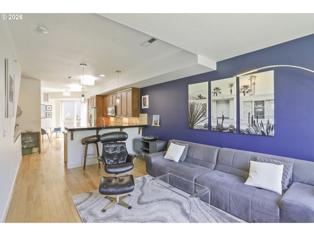 6910 N CHARLESTON Ave, Portland, OR 97203