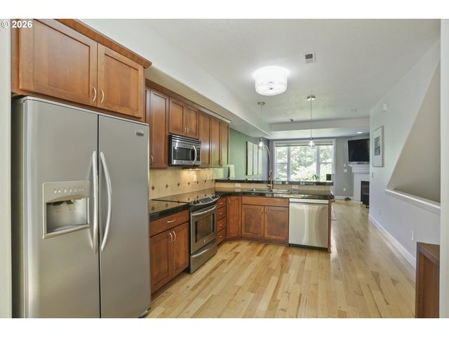 6910 N CHARLESTON Ave, Portland, OR 97203
