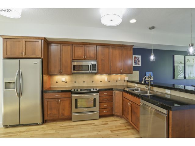 6910 N CHARLESTON Ave, Portland, OR 97203