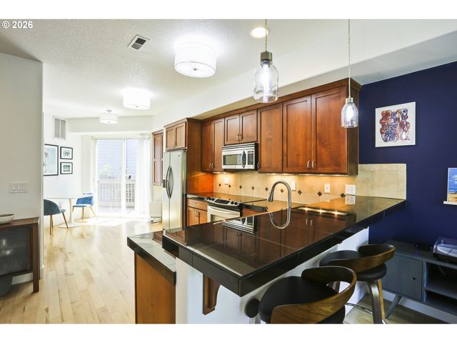 6910 N CHARLESTON Ave, Portland, OR 97203