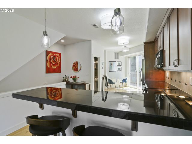 6910 N CHARLESTON Ave, Portland, OR 97203