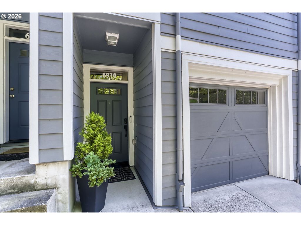 6910 N CHARLESTON Ave, Portland, OR 97203