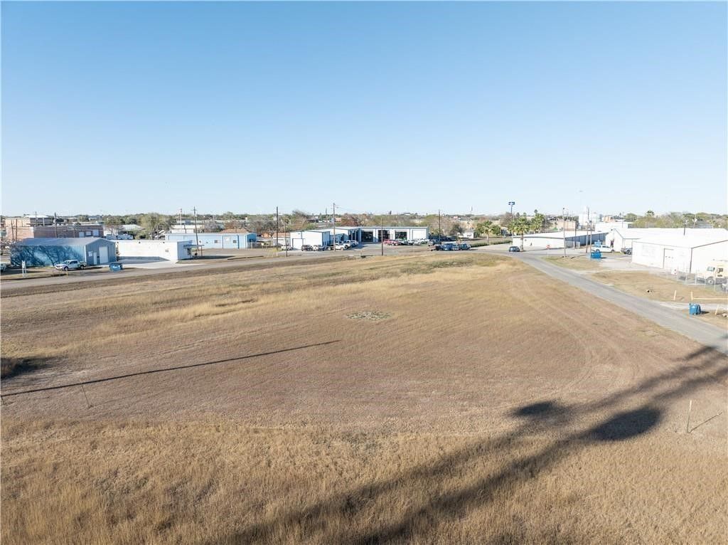 001 COMMERCE Ave, Portland, TX 78374 — exterior