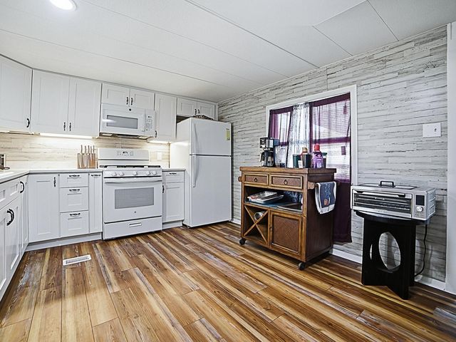 211 RUE DE PARESSE, Tavares, FL 32778