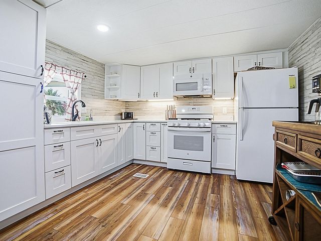 211 RUE DE PARESSE, Tavares, FL 32778