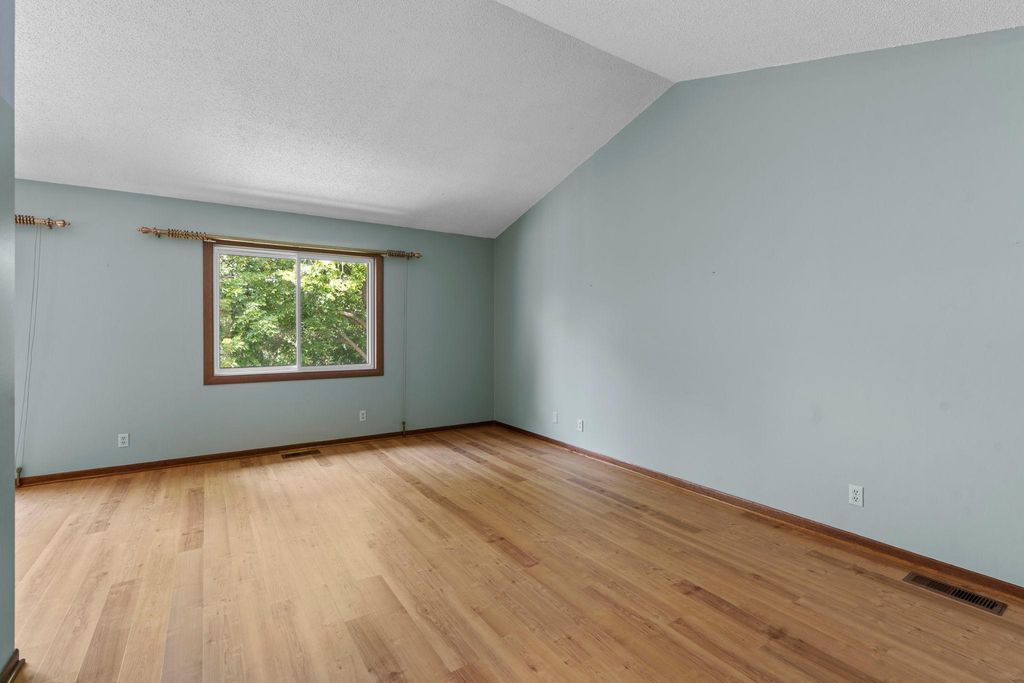 977 Heritage Court E, Vadnais Heights, MN 55127 — photo 4