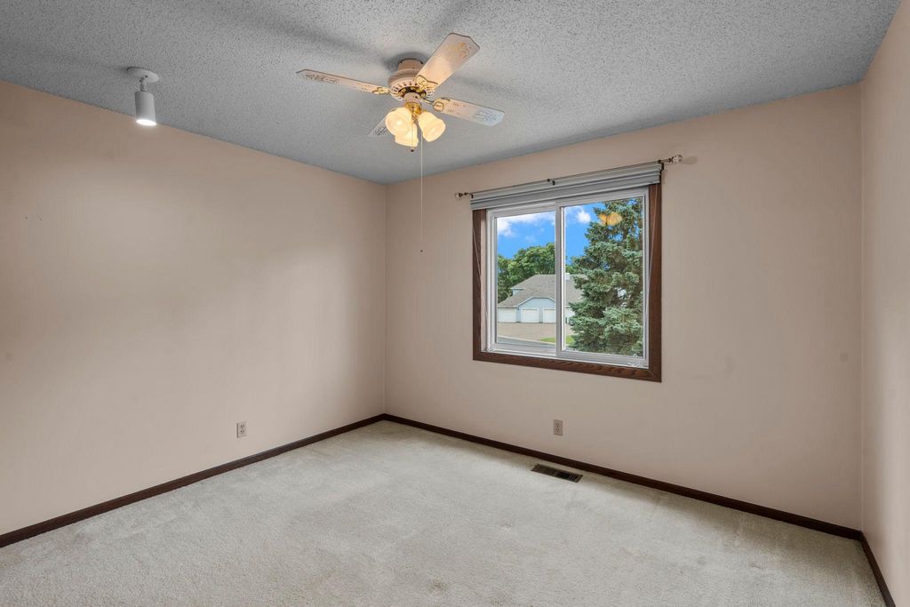 977 Heritage Court E, Vadnais Heights, MN 55127 — photo 5