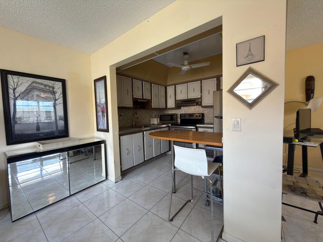 465 Flanders J, Delray Beach, FL 33484