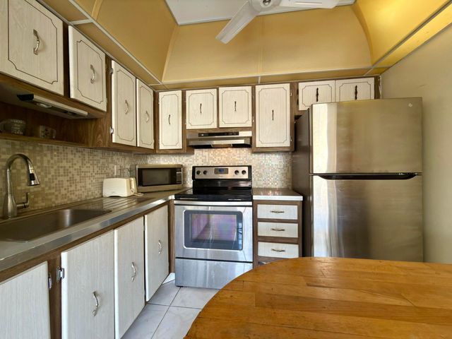 465 Flanders J, Delray Beach, FL 33484