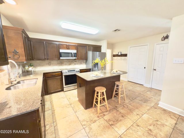 100 Sandy Brook Lane, Lafayette, LA 70508