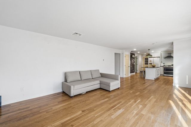 251 Poquanticut Ave, Easton, MA 02356