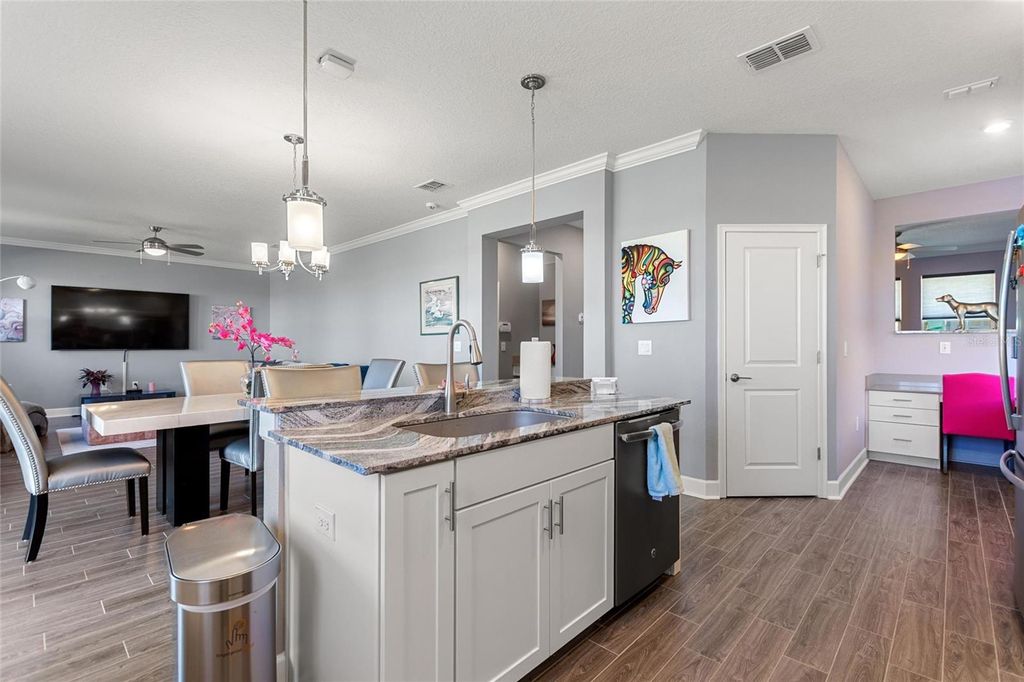 Image 13 of property listing at 1463 BUNKER DRIVE, Davenport, FL 33896