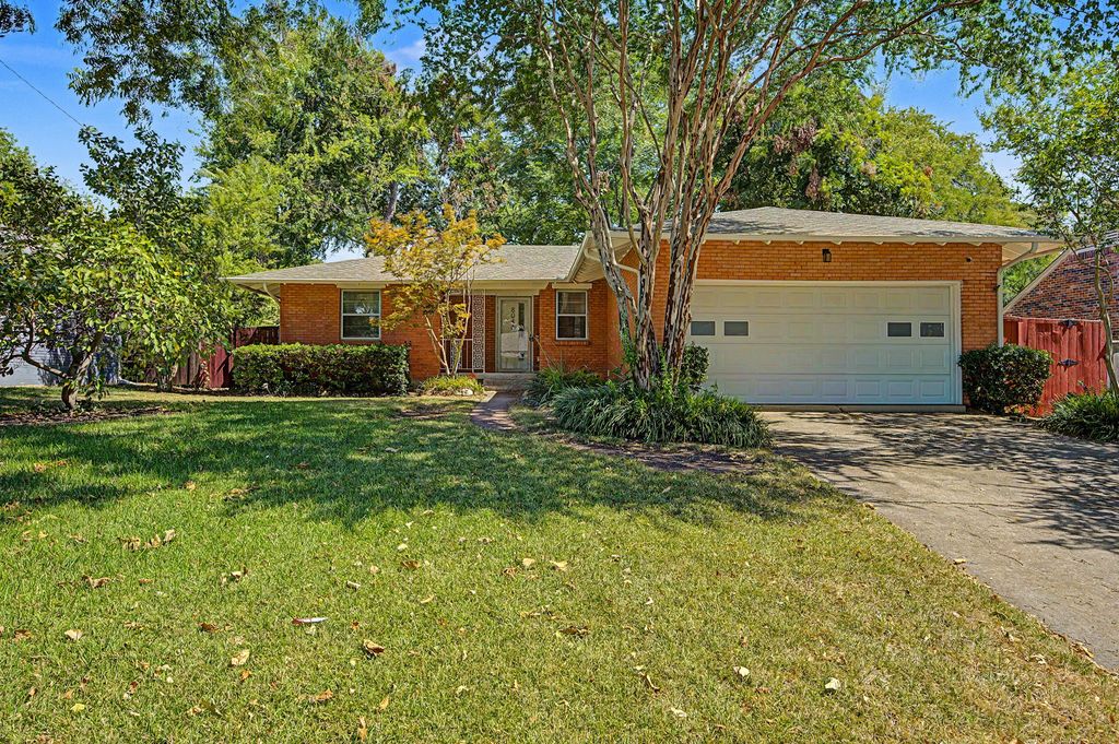 8046 Fall River Drive, Dallas, TX 75228
