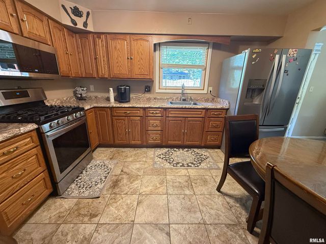 2823 W GREENBRIER Lane, Peoria, IL 61614