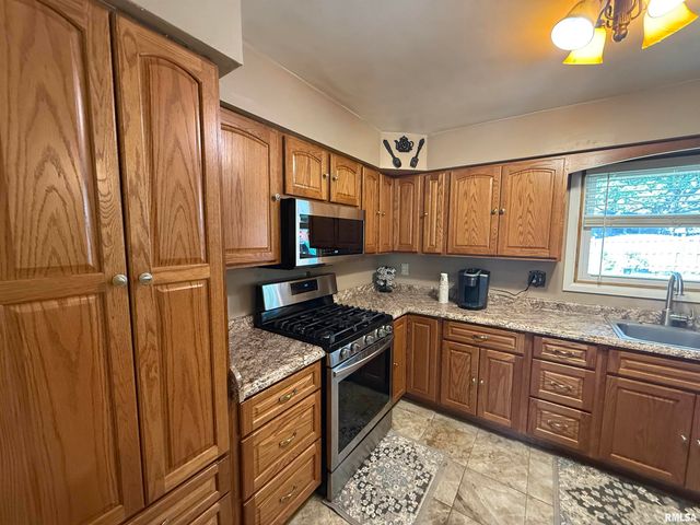 2823 W GREENBRIER Lane, Peoria, IL 61614