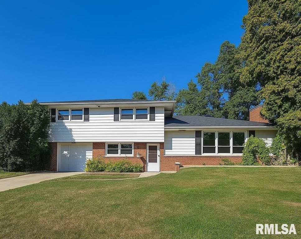 2823 W GREENBRIER Lane, Peoria, IL 61614