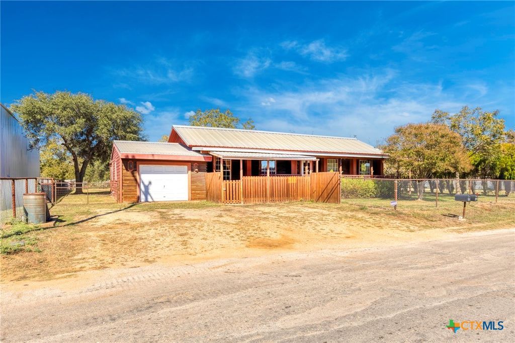 55 County Line Road, Dale, TX 78616