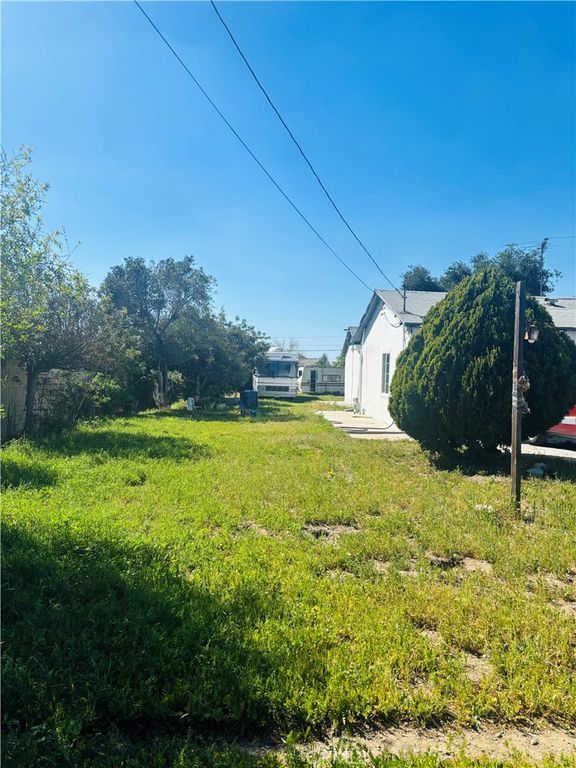 Image 6 of property listing at 8005 Oleander, Fontana, CA 92336