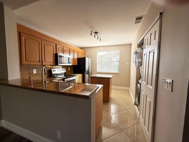 5781 Riverside Dr 201, Coral Springs, FL 33067
