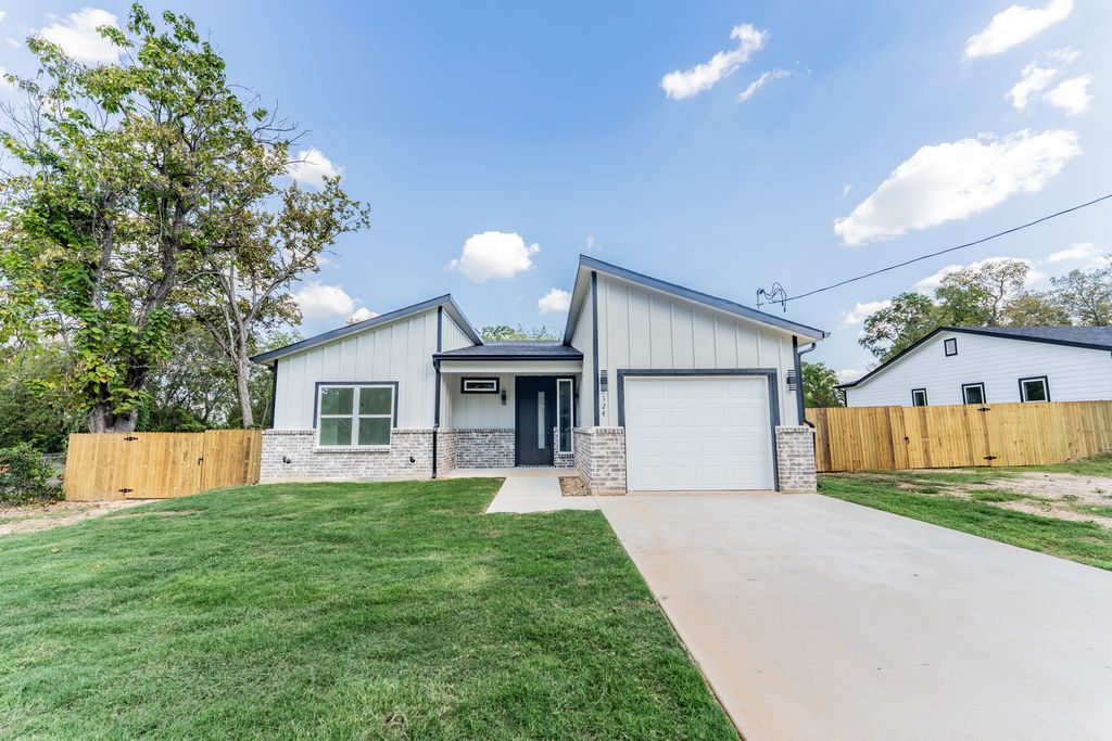 124 Goodman Street, Sulphur Springs, TX 75482