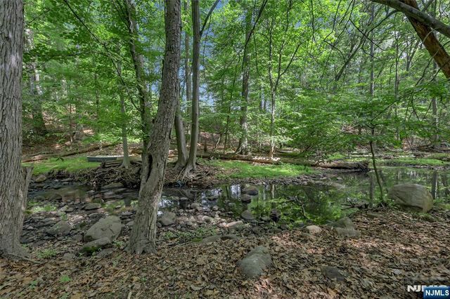 364 Canterbury Lane, Wyckoff, NJ 07481