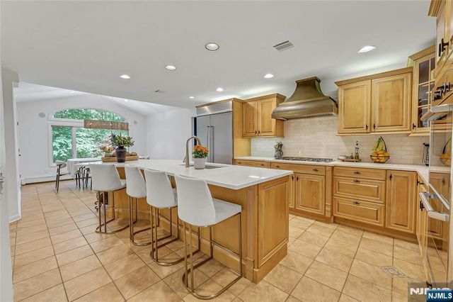 364 Canterbury Lane, Wyckoff, NJ 07481