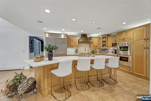 364 Canterbury Lane, Wyckoff, NJ 07481