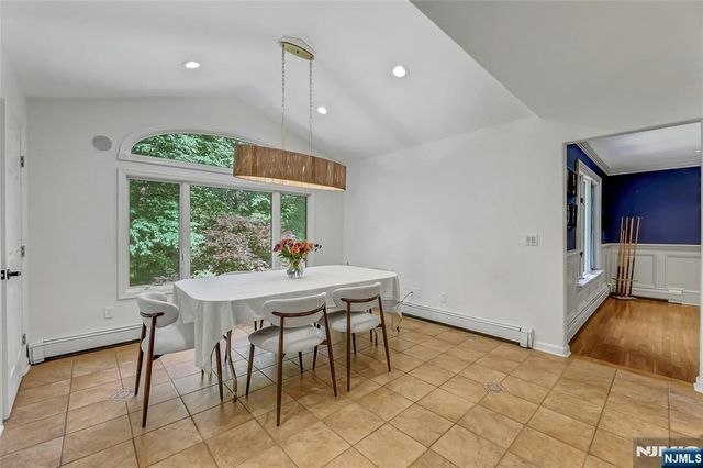 364 Canterbury Lane, Wyckoff, NJ 07481