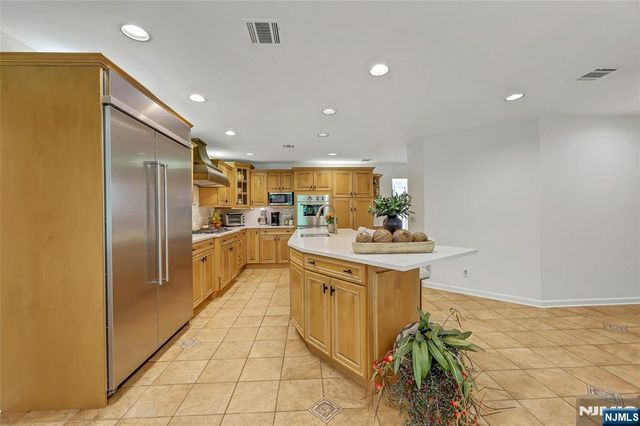 364 Canterbury Lane, Wyckoff, NJ 07481
