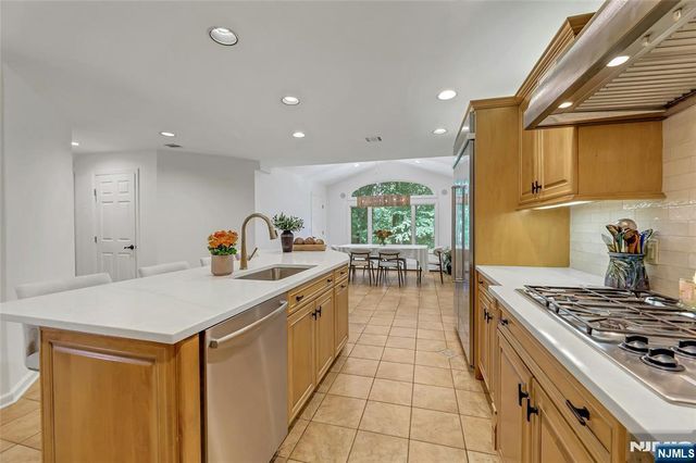 364 Canterbury Lane, Wyckoff, NJ 07481