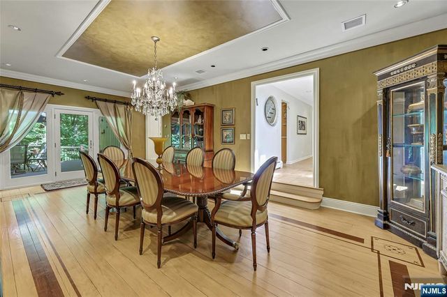 364 Canterbury Lane, Wyckoff, NJ 07481