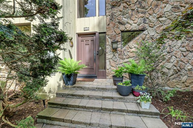 364 Canterbury Lane, Wyckoff, NJ 07481