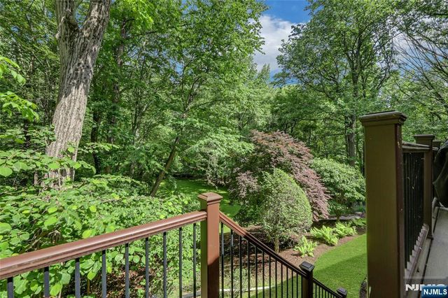 364 Canterbury Lane, Wyckoff, NJ 07481