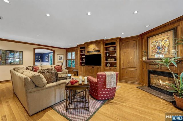 364 Canterbury Lane, Wyckoff, NJ 07481