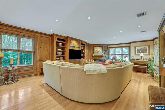 364 Canterbury Lane, Wyckoff, NJ 07481