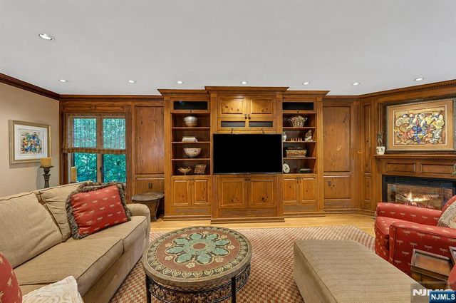 364 Canterbury Lane, Wyckoff, NJ 07481