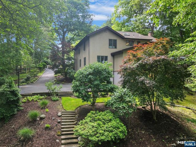 364 Canterbury Lane, Wyckoff, NJ 07481
