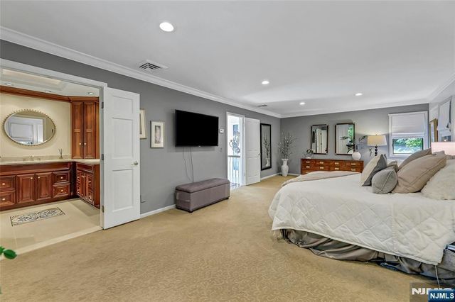 364 Canterbury Lane, Wyckoff, NJ 07481