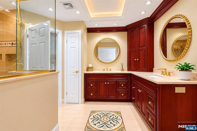 364 Canterbury Lane, Wyckoff, NJ 07481