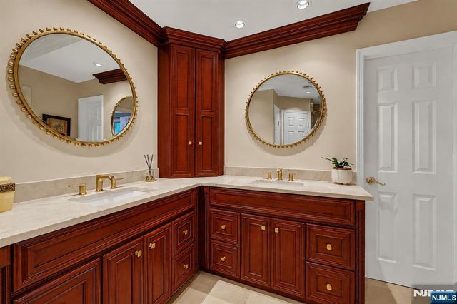 364 Canterbury Lane, Wyckoff, NJ 07481