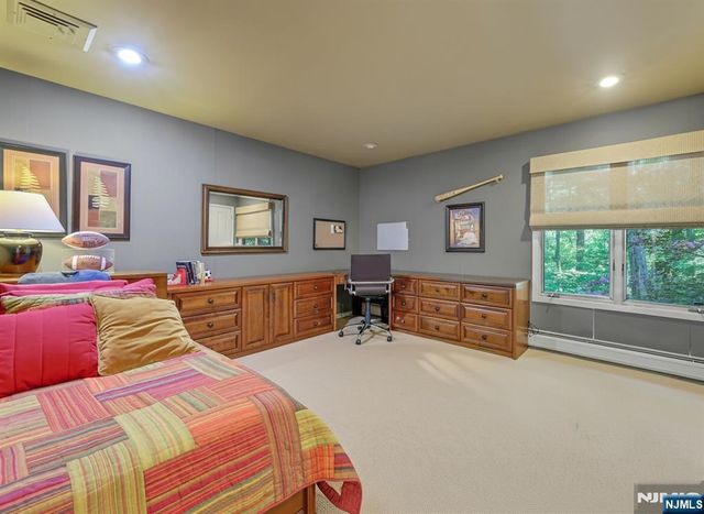 364 Canterbury Lane, Wyckoff, NJ 07481