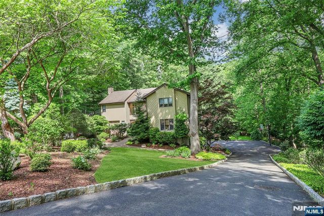 364 Canterbury Lane, Wyckoff, NJ 07481