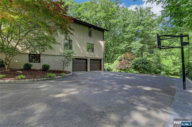 364 Canterbury Lane, Wyckoff, NJ 07481