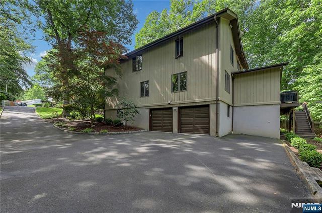 364 Canterbury Lane, Wyckoff, NJ 07481