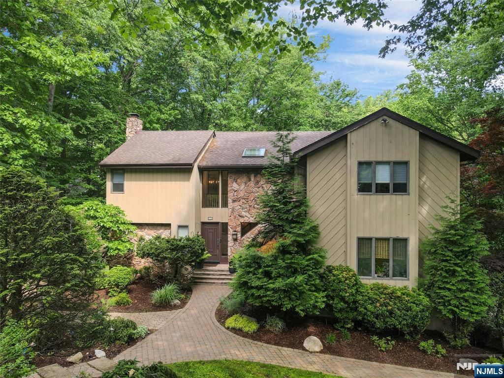 364 Canterbury Lane, Wyckoff, NJ 07481